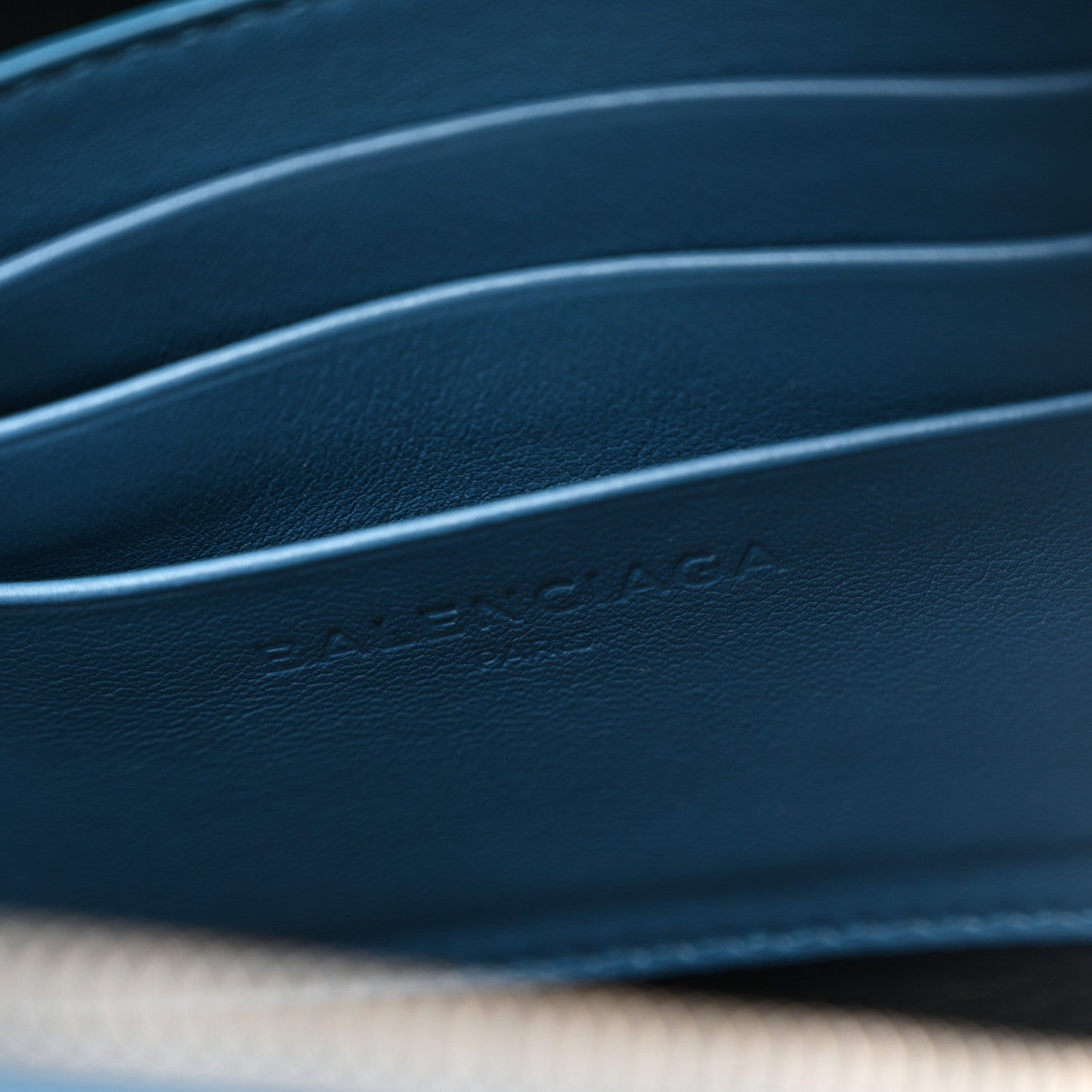 Calfskin M Triangle Pouch Bleu Persan